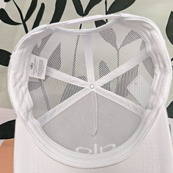 NWT - ALO Yoga casual District Trucker Hat - Picture 4 of 4